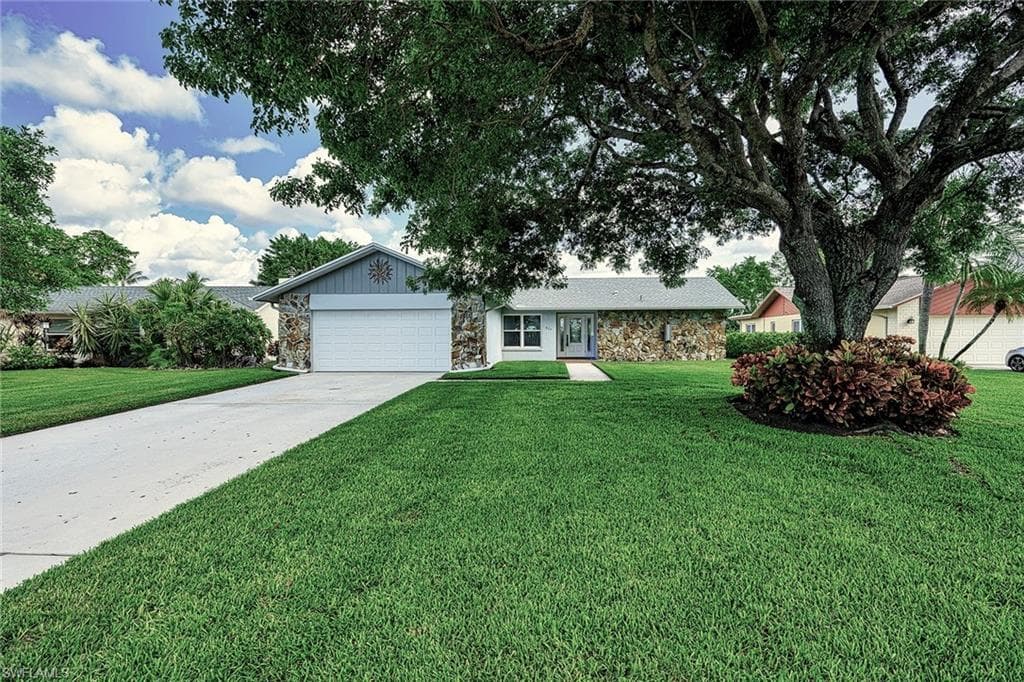 425 Pine Lake DR NAPLES, FL 34112