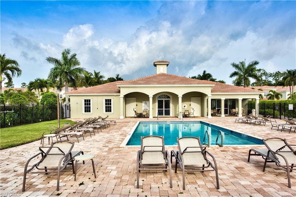 1375 Mariposa CIR 8-102 NAPLES, FL 34105