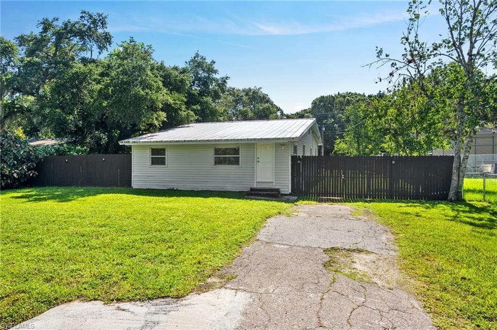 2716 Winona DR NORTH FORT MYERS, FL 33917
