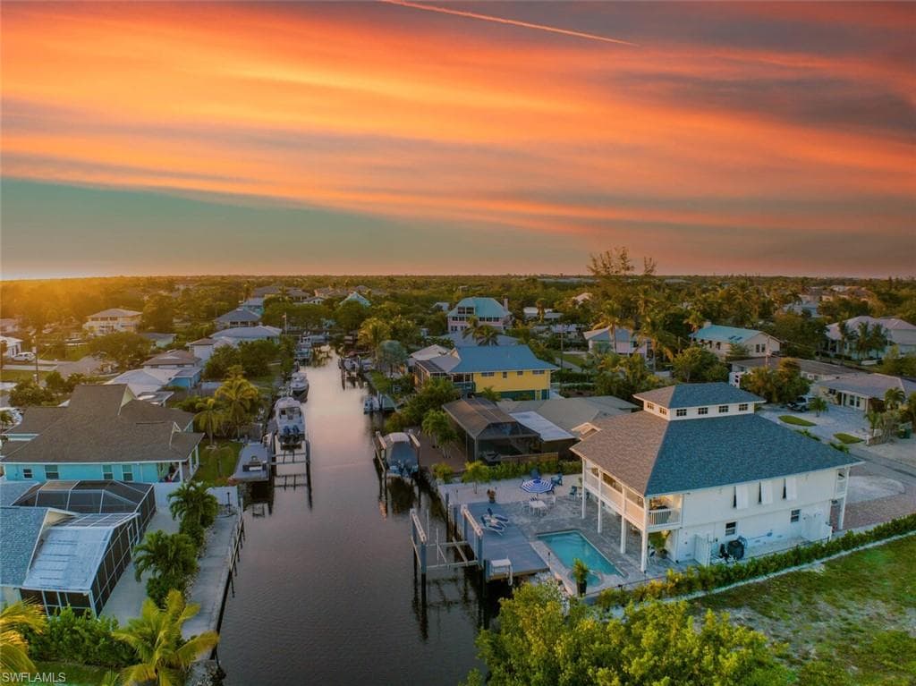 2736 Gulfview DR NAPLES, FL 34112