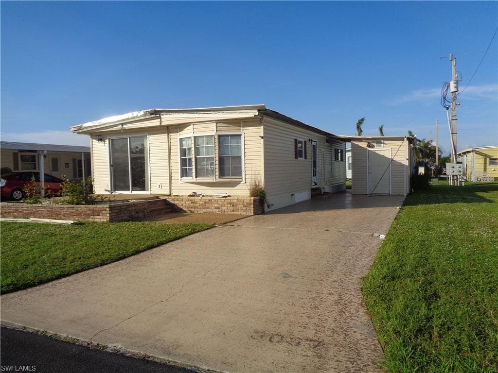 3037 Longview LN NORTH FORT MYERS, FL 33917