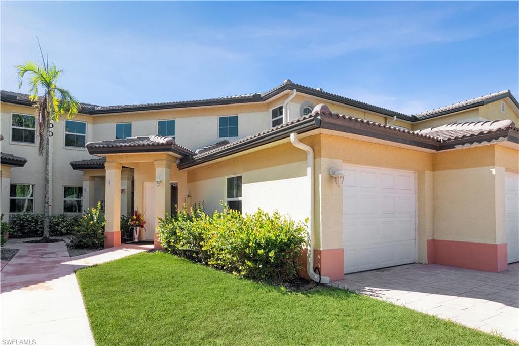 400 Diamond CIR 406 NAPLES, FL 34110