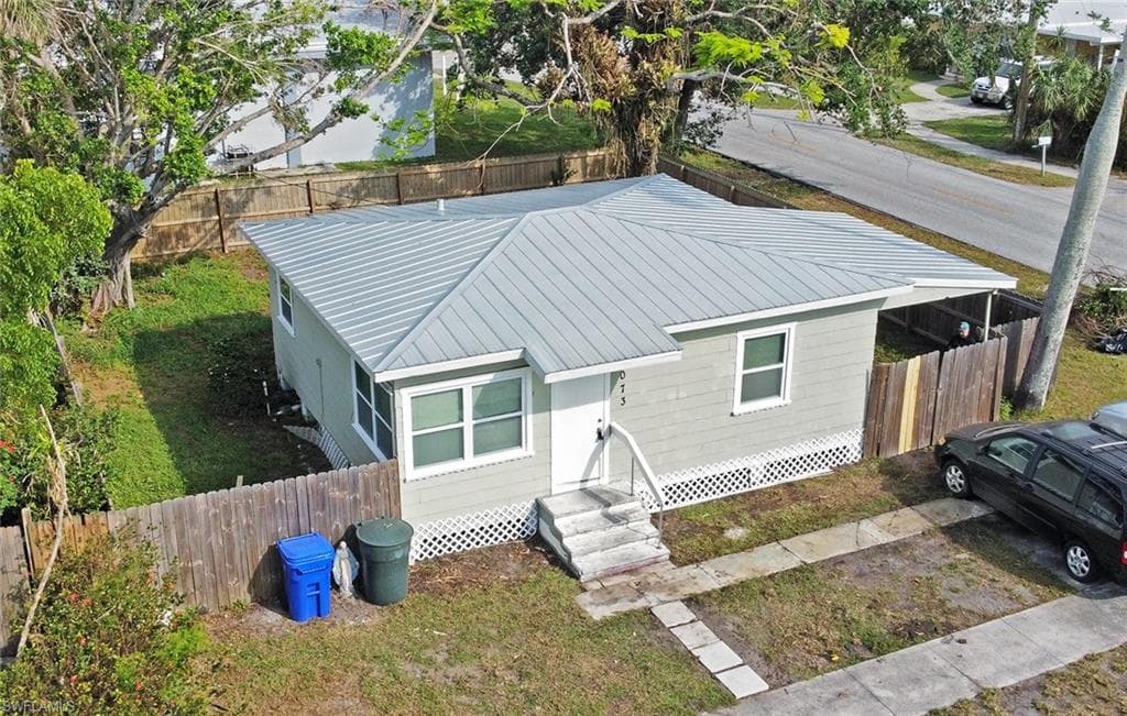 2073 Kurtz ST FORT MYERS, FL 33901