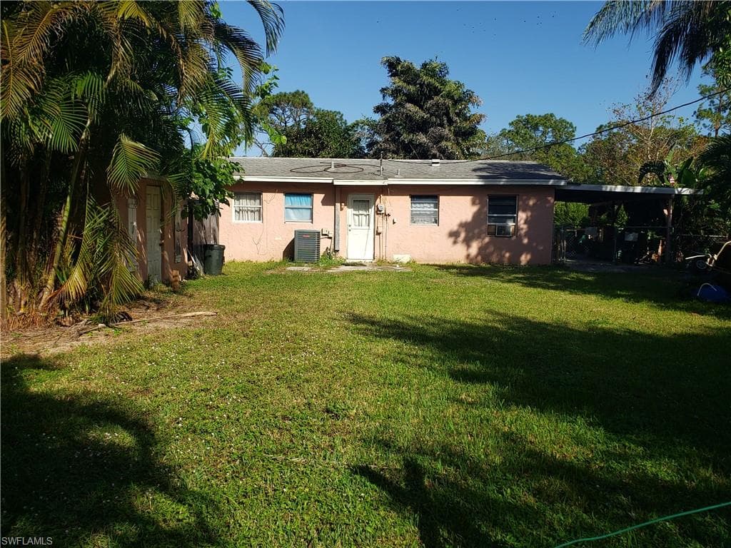 658 Palm Lake DR NAPLES, FL 34104