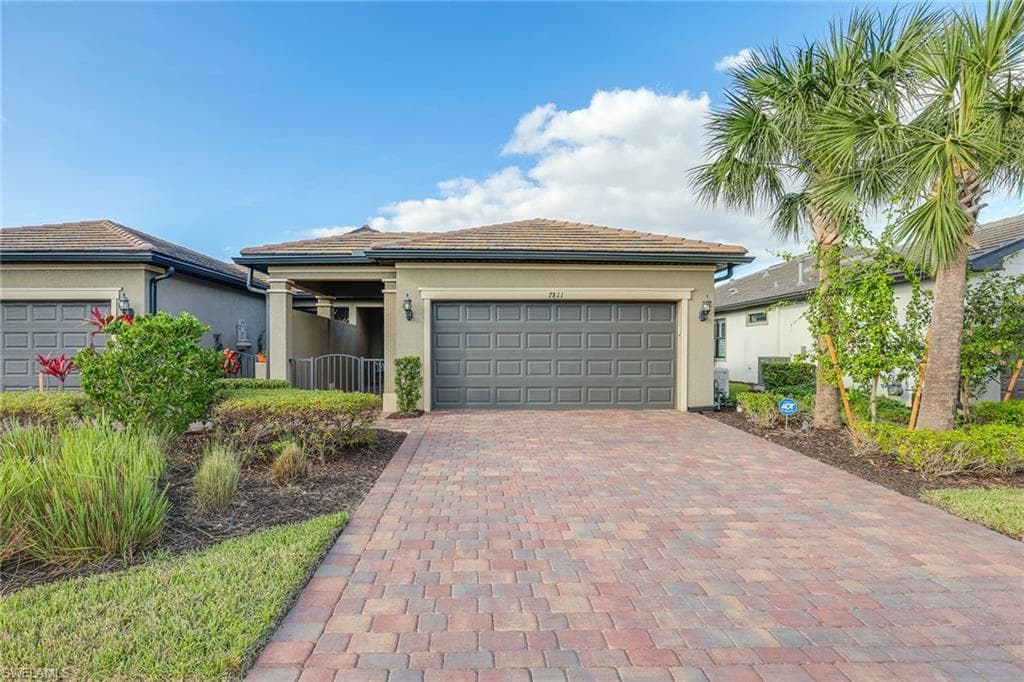 7811 Jacaranda LN NAPLES, FL 34114