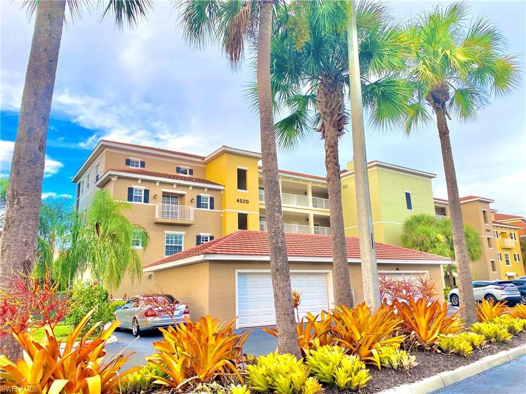 4520 Botanical Place CIR 405 NAPLES, FL 34112