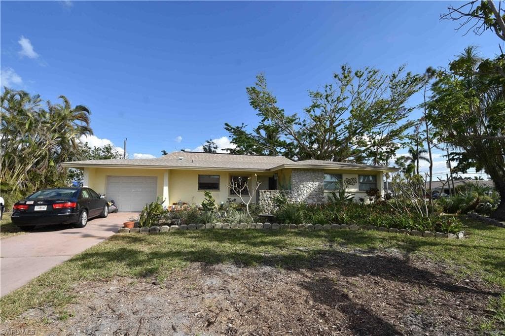 5225 York CT CAPE CORAL, FL 33904