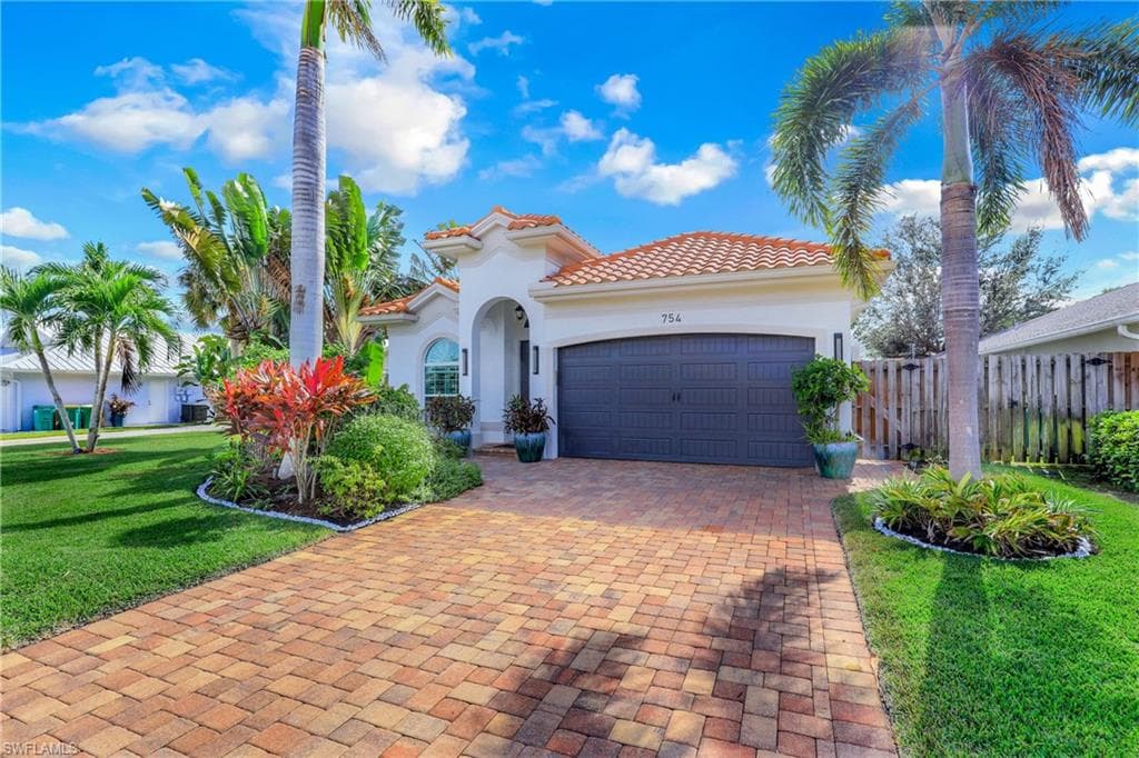 754 93rd AVE N NAPLES, FL 34108