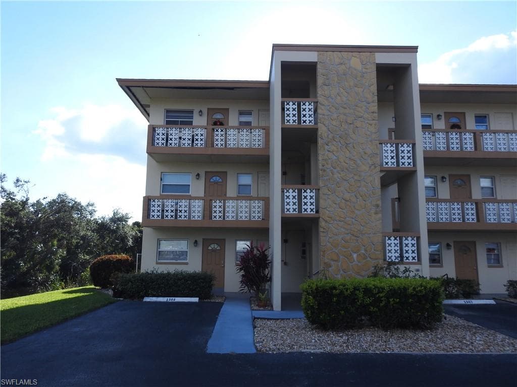 1532 Tropic TER NORTH FORT MYERS, FL 33903