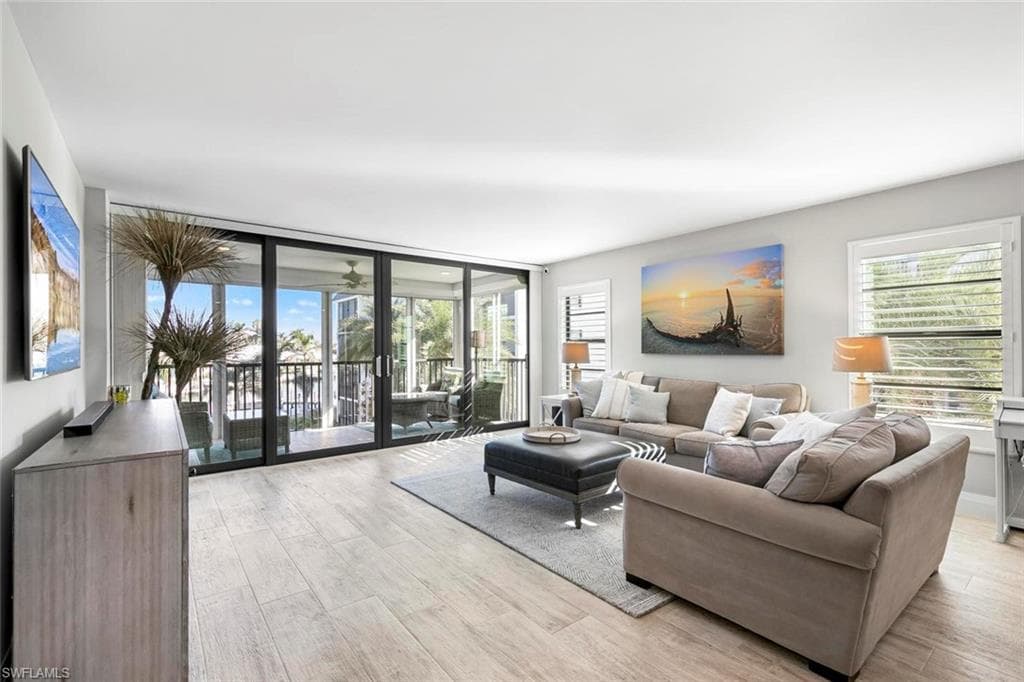 880 Huron CT 1-304 MARCO ISLAND, FL 34145