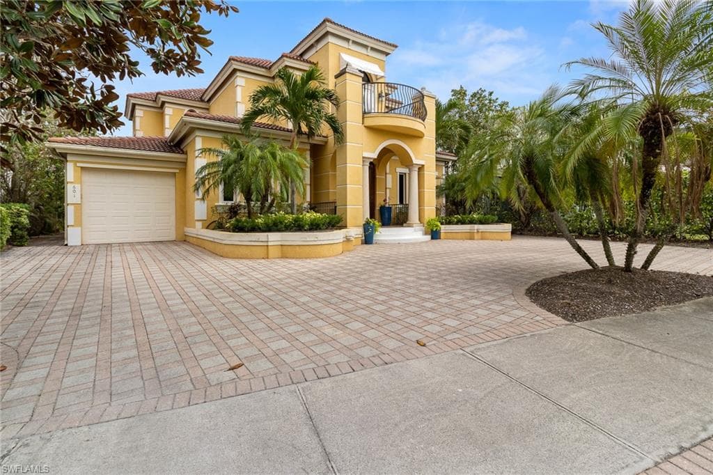 601 W Lake DR NAPLES, FL 34102