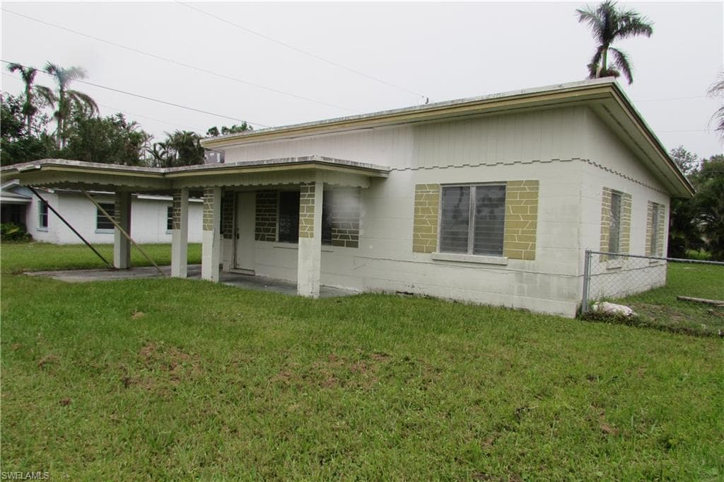 74 Victoria DR NORTH FORT MYERS, FL 33917