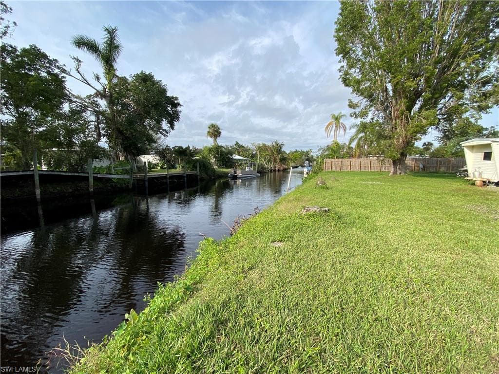 2267 Queen Anne DR FORT MYERS, FL 33905
