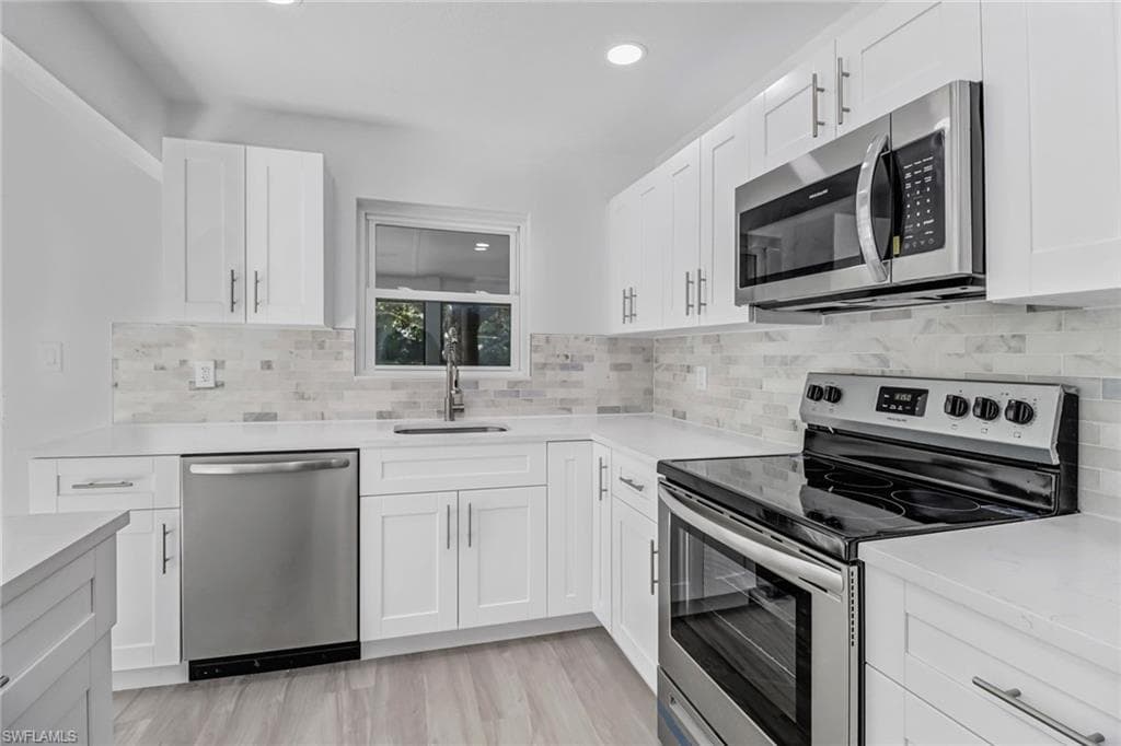 2660 Lakeview DR NAPLES, FL 34112