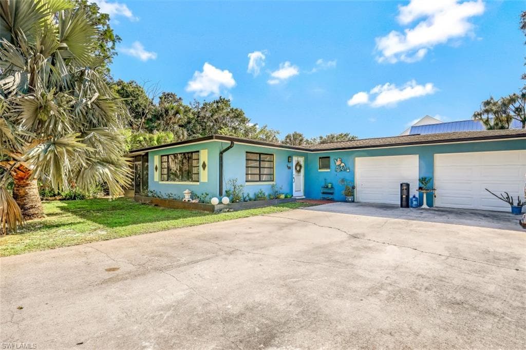 10390 River DR BONITA SPRINGS, FL 34135