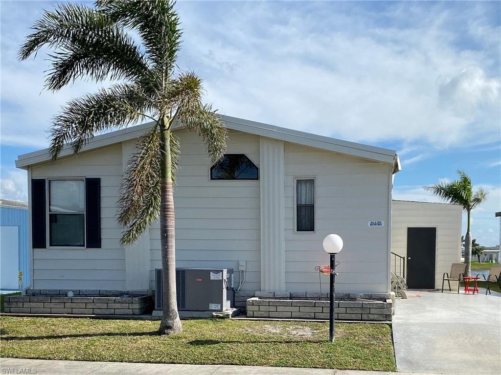 297 Dawn DR E NORTH FORT MYERS, FL 33903