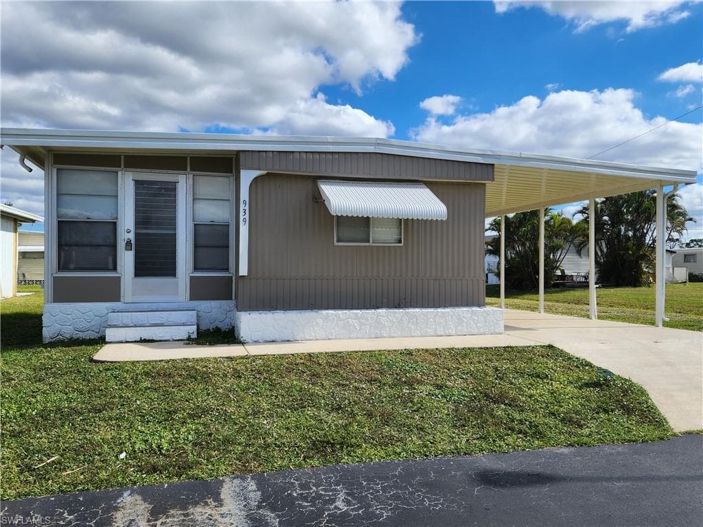 939 Days LN NORTH FORT MYERS, FL 33917
