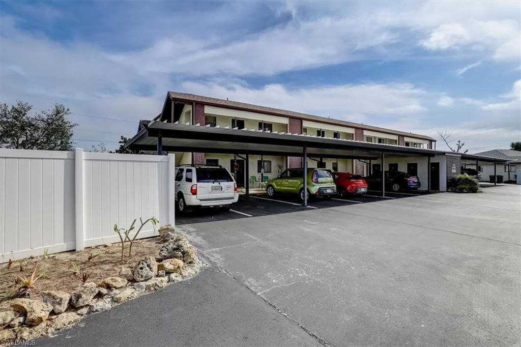 3917 Country Club BLVD 104 CAPE CORAL, FL 33904