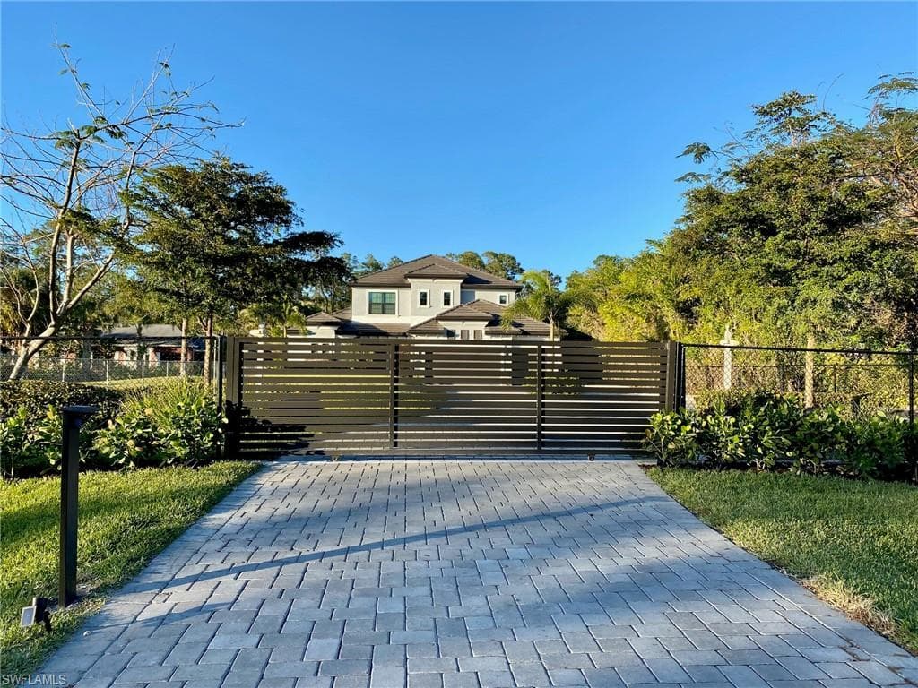 6671 Bottlebrush LN NAPLES, FL 34109