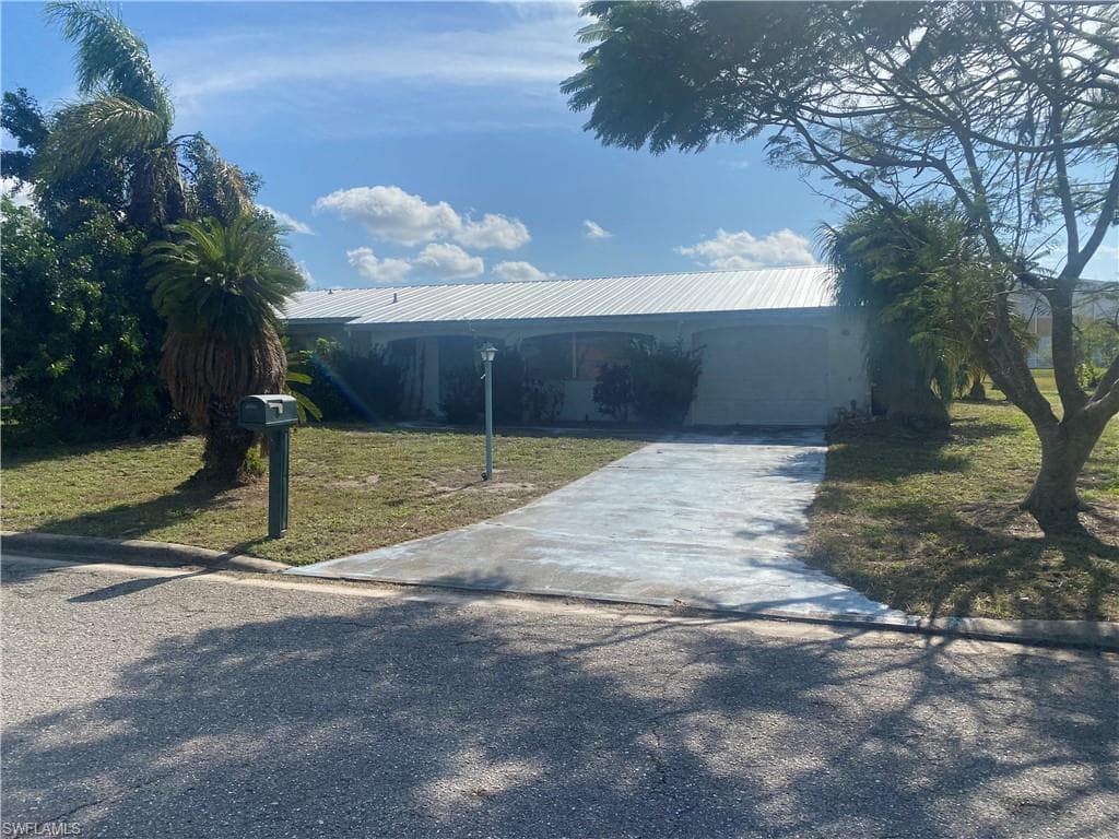 826 Gardenside CT LEHIGH ACRES, FL 33936