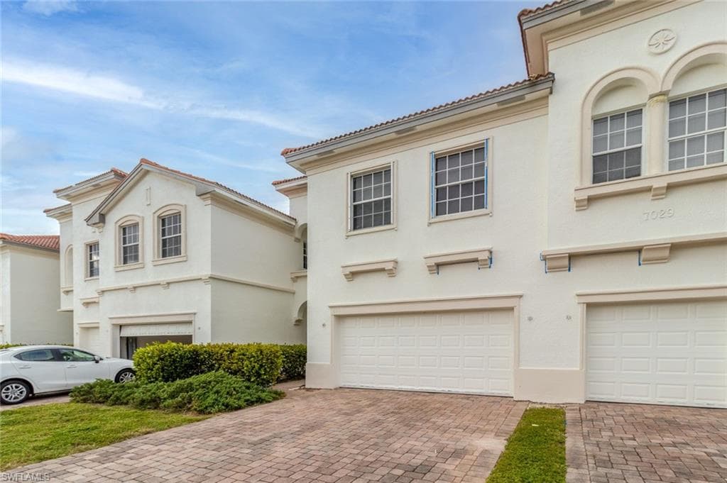 7077 Venice WAY 2002 NAPLES, FL 34119