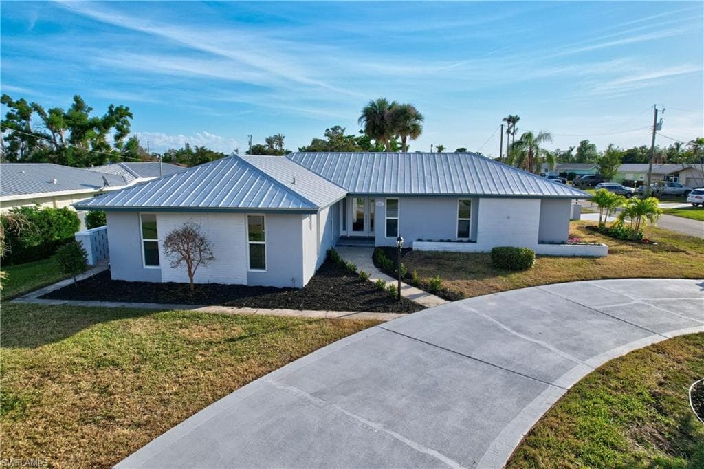 5121 Glade CT CAPE CORAL, FL 33904