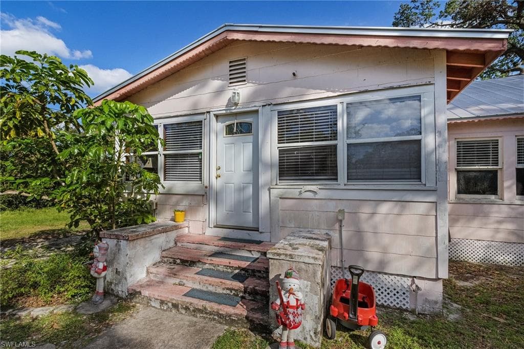 2325 Altamont AVE FORT MYERS, FL 33901