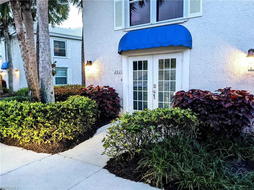 881 Gulf Pavilion DR 201 NAPLES, FL 34108