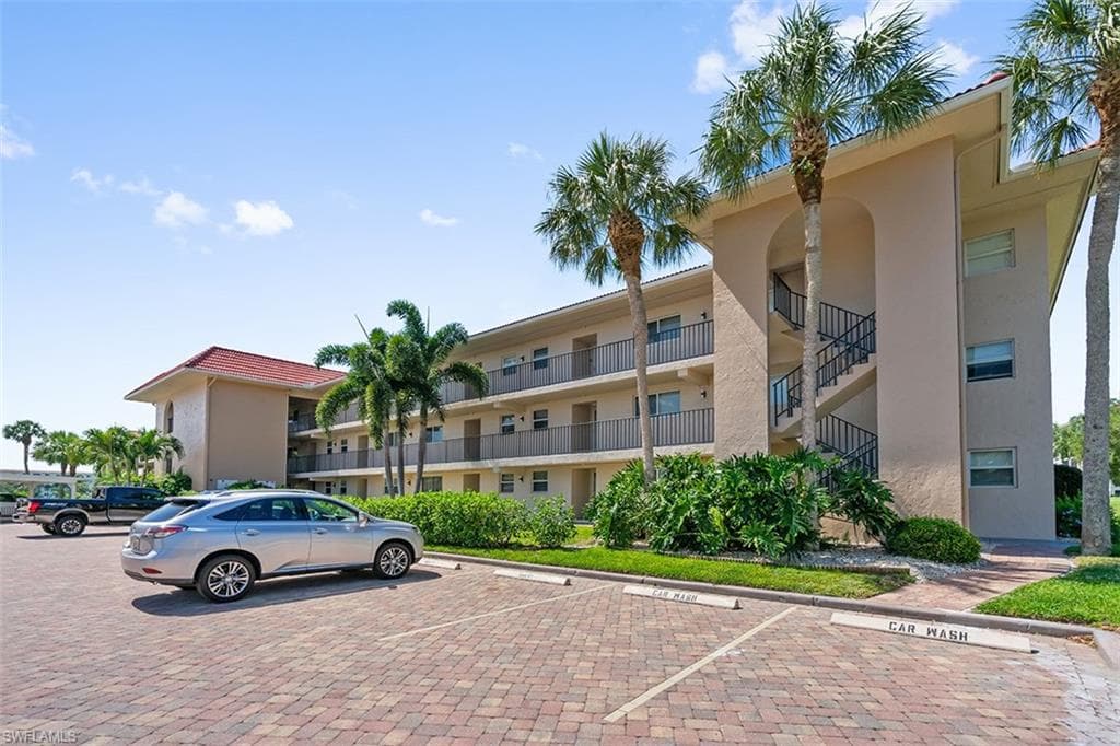 9 High Point CIR N 303 NAPLES, FL 34103