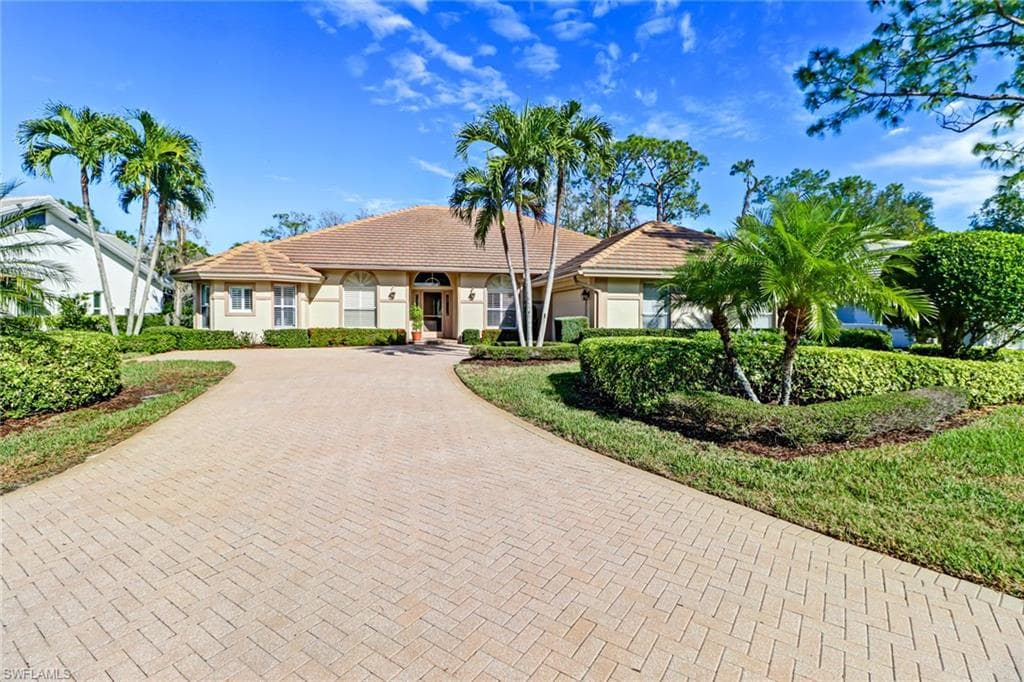 136 Edgemere WAY S NAPLES, FL 34105