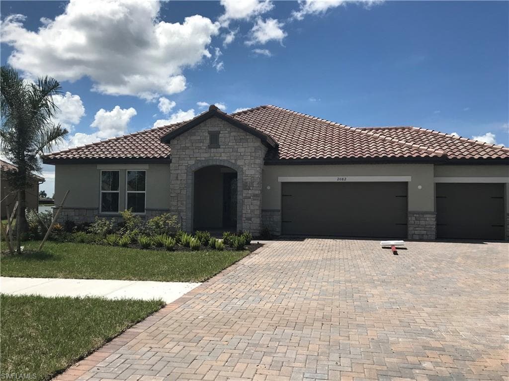 2082 Grove DR NAPLES, FL 34120