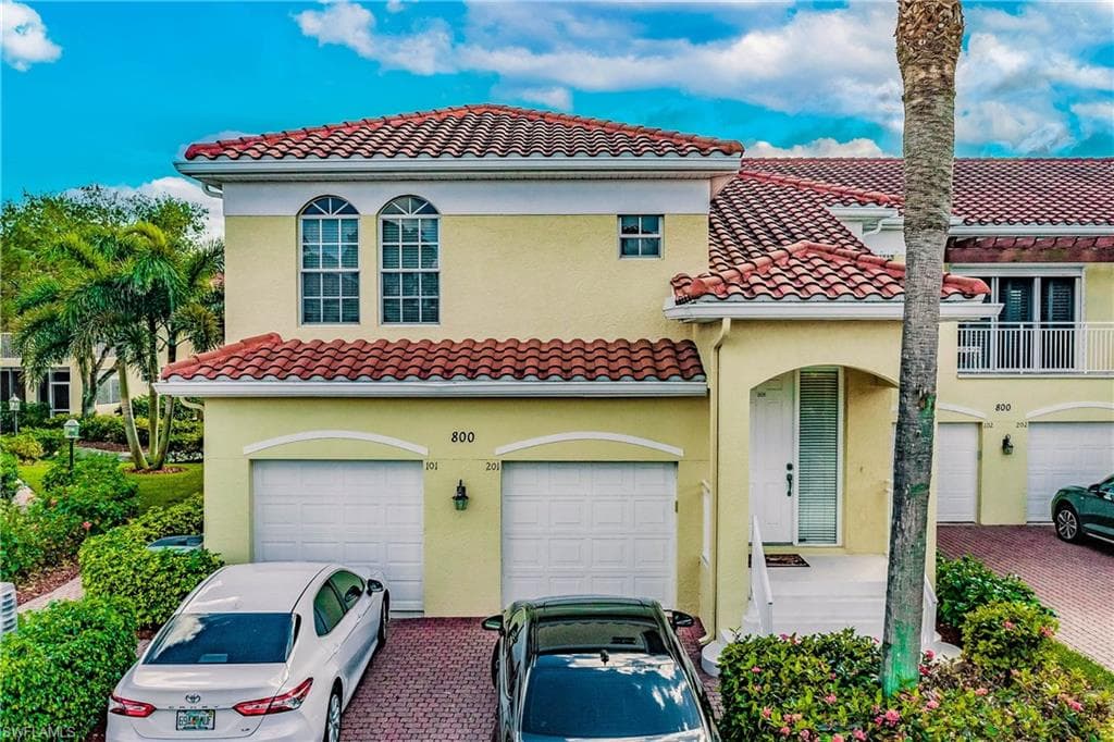 800 LAmbiance CIR 8-201 NAPLES, FL 34108