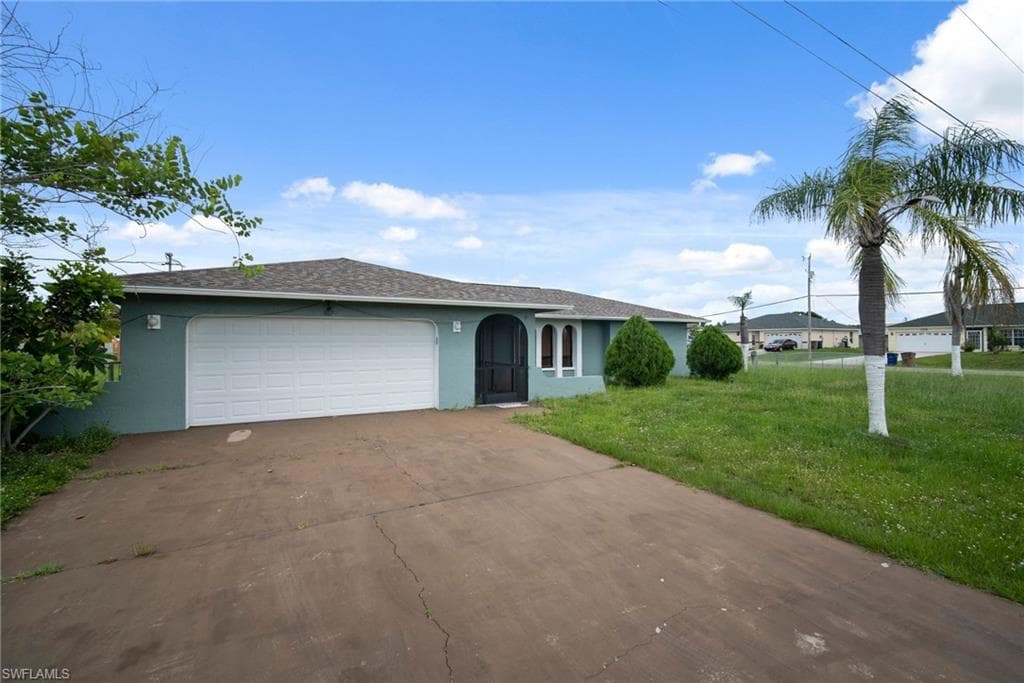 807 Floyd AVE N LEHIGH ACRES, FL 33971