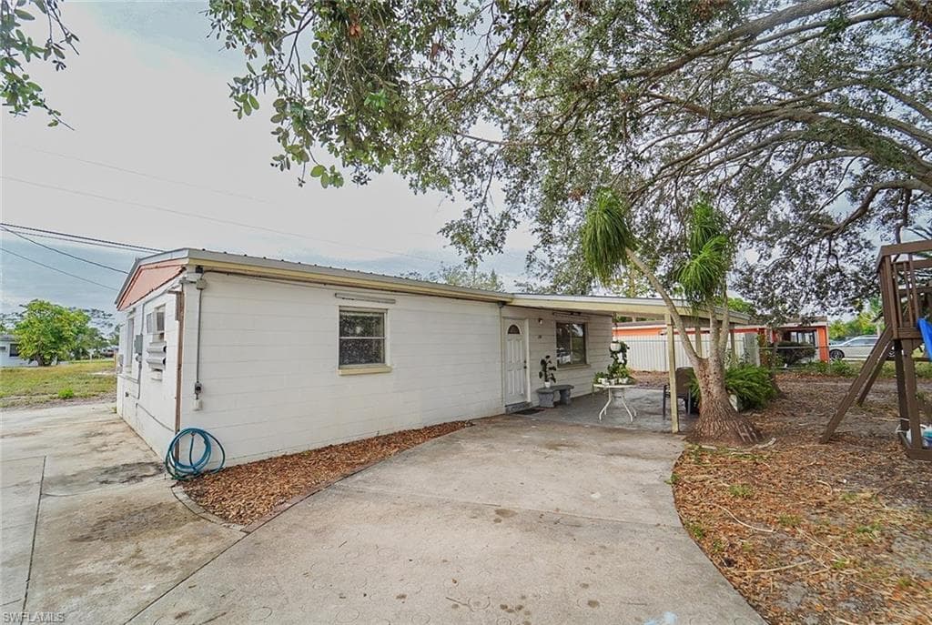 201 Apache ST LEHIGH ACRES, FL 33936