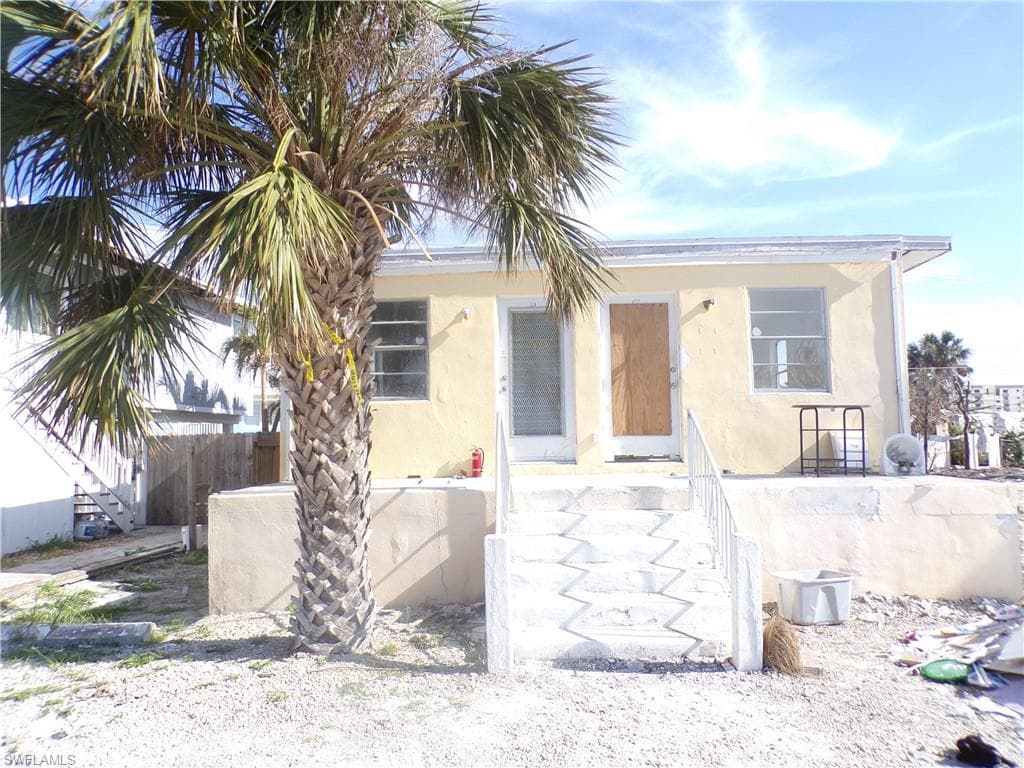 120-124 Fairweather LN 120 + 124 FORT MYERS BEACH, FL 33931
