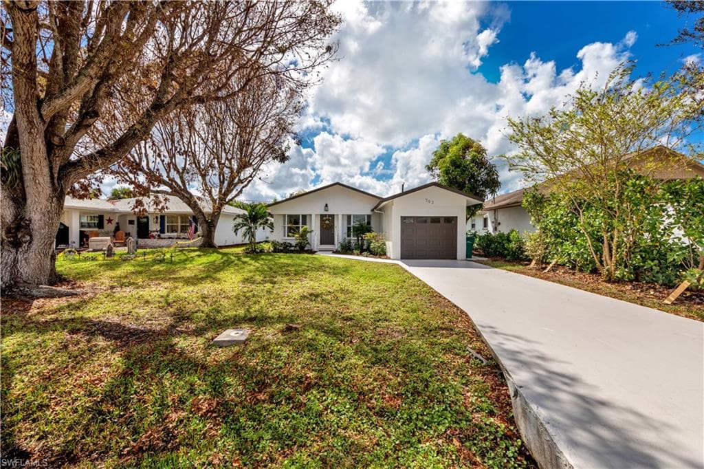 762 97th AVE N NAPLES, FL 34108
