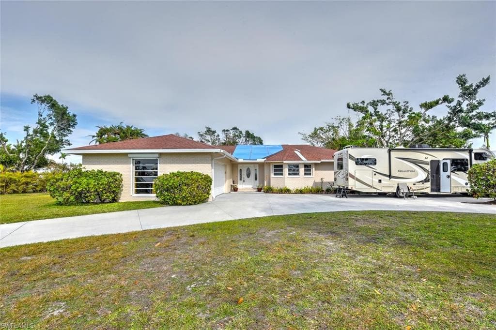 7239 Lake DR FORT MYERS, FL 33908