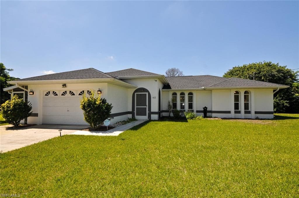 813 McArthur AVE LEHIGH ACRES, FL 33936