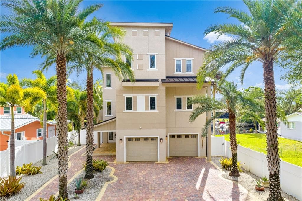 27281 Riverside DR BONITA SPRINGS, FL 34135