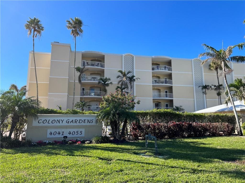 400 Park Shore DR 102 NAPLES, FL 34103
