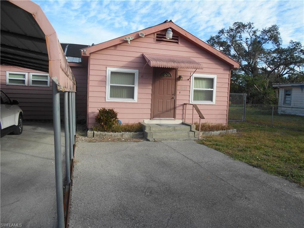 2707 Pine ST NAPLES, FL 34112