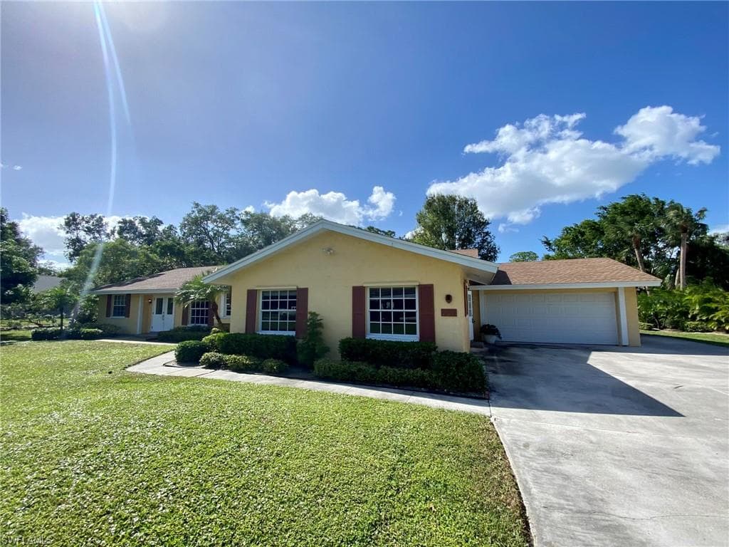 275 Cocohatchee DR NAPLES, FL 34110