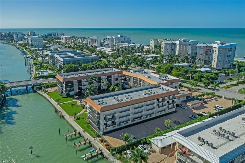 2900 Gulf Shore BLVD N 105 NAPLES, FL 34103