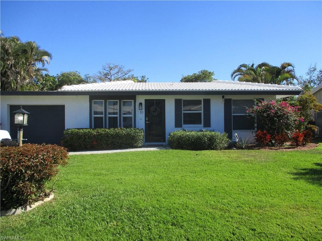 10 Lanai CIR 10 NAPLES, FL 34112