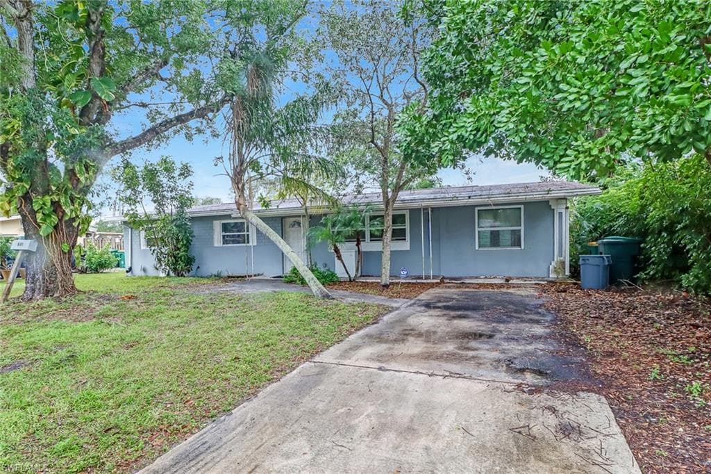 881 Coconut CIR W NAPLES, FL 34104