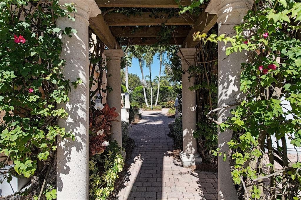 565 Via Veneto 3-101 NAPLES, FL 34108