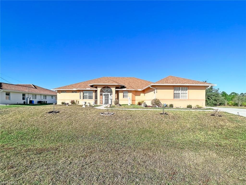 915 Highland AVE LEHIGH ACRES, FL 33972