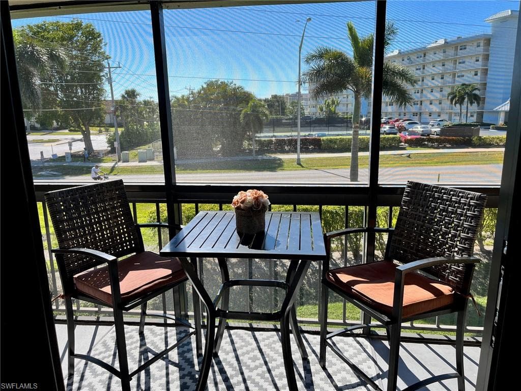 14 Manor TER 9-209 MARCO ISLAND, FL 34145