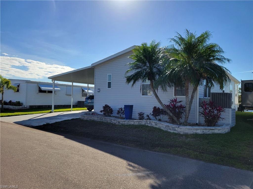 196 Sun CIR FORT MYERS, FL 33905