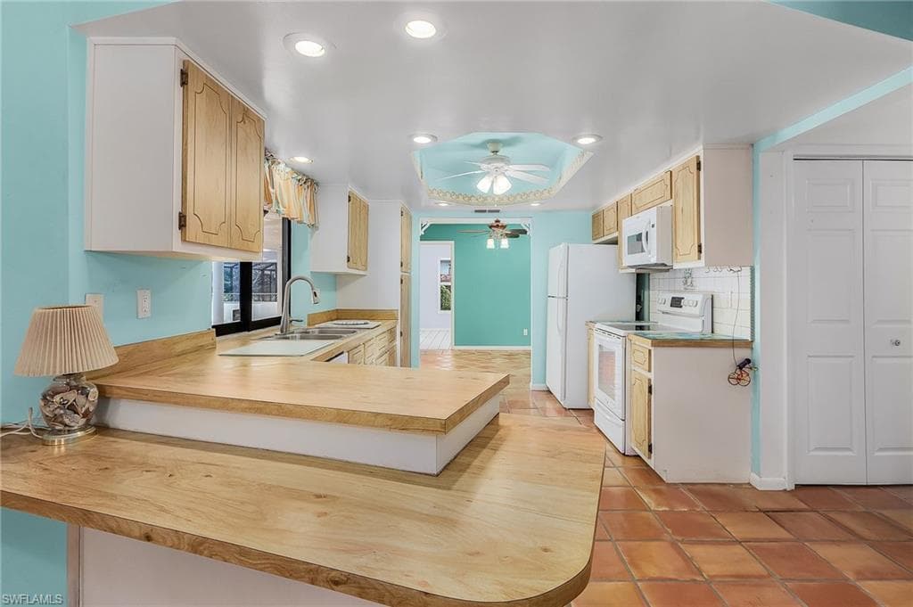 702 SE 36th ST CAPE CORAL, FL 33904